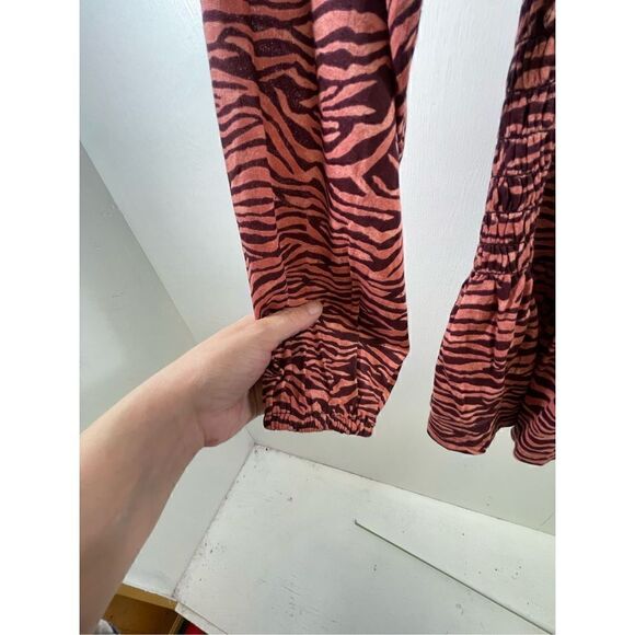 Loft NWT Animal Print Peplum Ruffled Blouse Size L - Picture 4 of 8